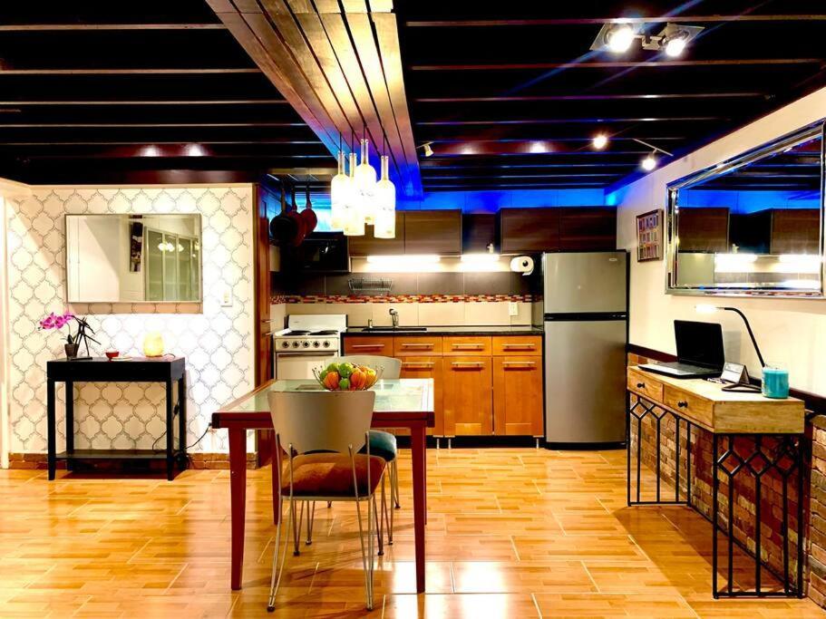 Live In This Iconic East Side Lower Level Unit Providence Eksteriør bilde
